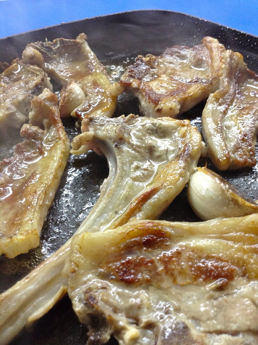 Oye, ¿Hueles eso? que hambre así de repente, ¿No?.
No te quedes con las ganas y ven a probar nuestras Chuletitas de Cordero Lechal!! Sabrosísimas!! #eltapeodelsur #AOVE #foodporn