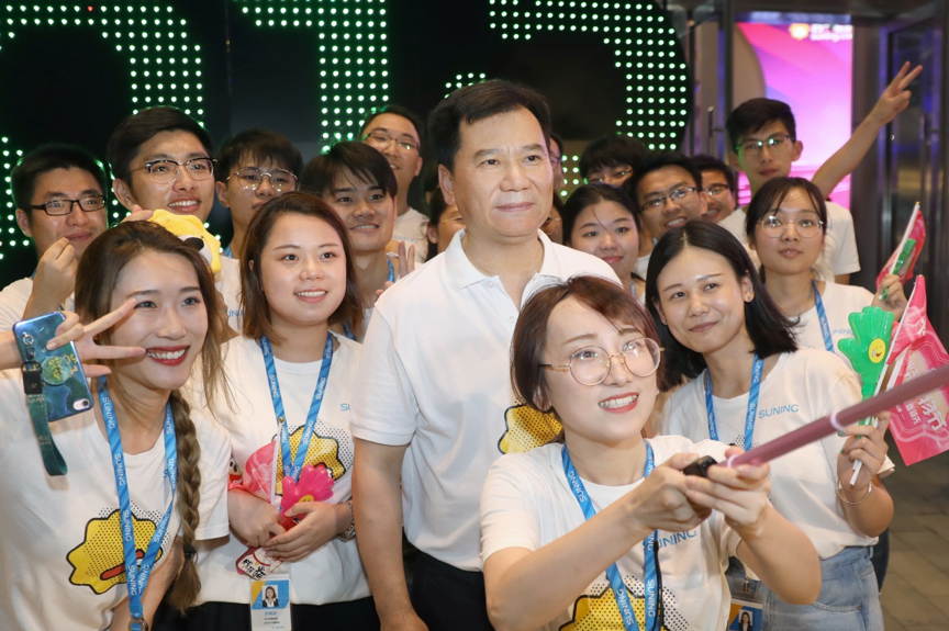 suning_int's tweet photo. #SuningCareer Chairman Zhang Jindong believes that an enterprise has the potential to grow only if its youngest generation of employees gets the #opportunity to grow. As the 17th #Project1200 participants graduate, we're welcoming a new group of new Suningers to the team. #Career https://t.co/Obl3vyufzh
