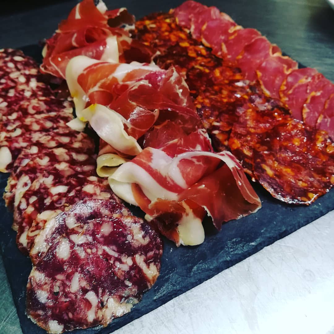 Ya tenemos aquí el fin de semana!! 😱💃🕺
Hora perfecta para reunirnos con amigos y familiares para disfrutar de una fresquita cerveza y algún que otro aperitivito!! 
#eltapeodelsur #beer #tapas