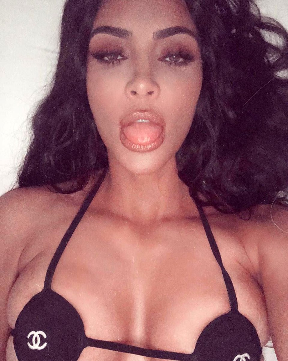 Celibrity9's tweet photo. Kim Kardashian🍯🍑🍌 @
#KimKardashian #playboy #hot #Twitter #TwitterOFF #Kardashians #kardashian #magazine https://t.co/czkzLLsyFB