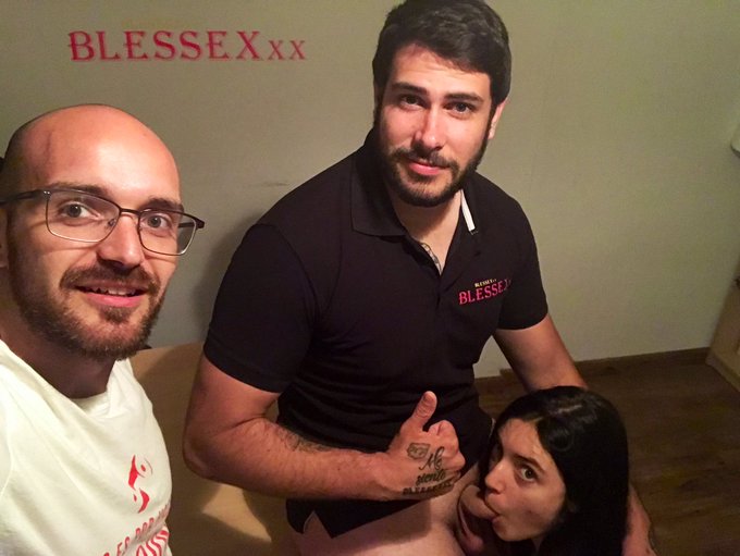 Aqu&iacute; no se para de grabar ahora me toca ser el c&aacute;mara @MagicJaviShow y @PaolaHardXXX desde los estudios<a href="/tag/voyeur"class="tags"><span>#voyeur</span></a><a href="/tag/cuckold"class="tags"><span>#cuckold</span></a>