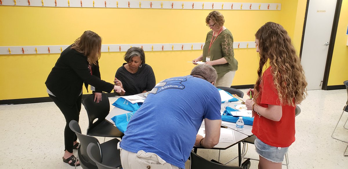 kcpteachertips's tweet image. @projectlitcomm 
educators &amp;amp; librarians are &quot;booktasting&quot; and generating some interesting conversations at the #ProjectLitSummit19