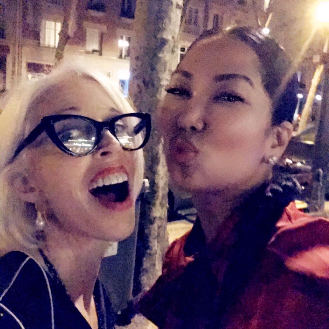 Kisses Linda! Que Linda! So much fun tonight! #Paris #lindafargo 😘💝🌹
