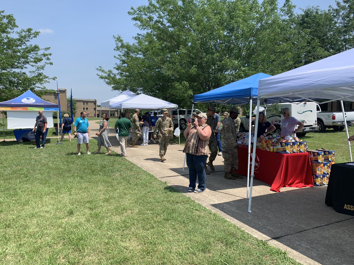 PortablesT's tweet photo. Boss Luncheon for soldiers of Fort Campbell Army Base was a blast. There was a host of vendors serving food, playing games, and passing out Information to over 250 soldiers. #networking #soldiers #firstnet #attportables #fun #clarksville #community #armystrong #fiber #DTVNOW https://t.co/LNSIJjmCuv