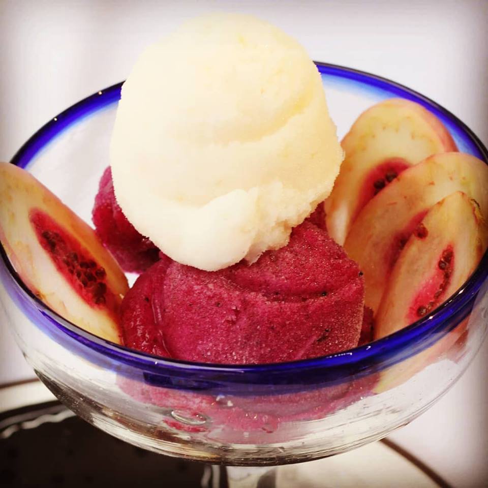 DoloresHgoGto's tweet photo. Desde 1979 #HeladosFinos @laflordedolores 🌸🍦 ofrece productos elaborados con ingredientes 100% frescos y de alta calidad ¡Ven a refrescarte! Con las nieves con más tradición de #DoloresHidalgo 📍 Guanajuato #3 ☎ (418) 182 7915 https://t.co/PckDiaNUB2