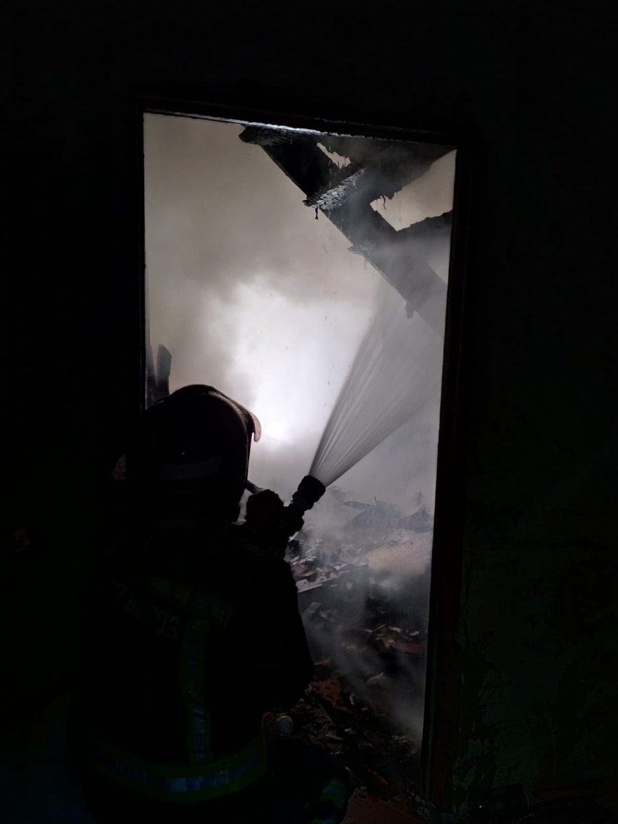 BomberosBurgos's tweet photo. Damos por finalizada la intervención en #Pisones. Se ha controlado y extinguido el incendio y asegurado el entorno. https://t.co/ARn2yjD9O1