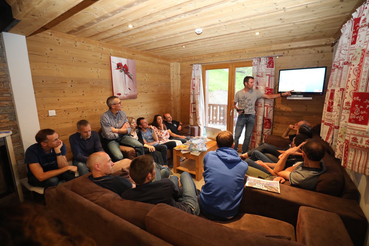 WeAreArkea's tweet photo. 😶 [LE BRIEFING] Pas un mot... tous les équipiers #TeamArkeaCycling sont attentifs lors du briefing d’avant-course. 

✅ Une @letapedutour, ça se prépare aussi en reconnaissant le parcours sur « papier ». #CommeDesPros https://t.co/ycRgWUua6X