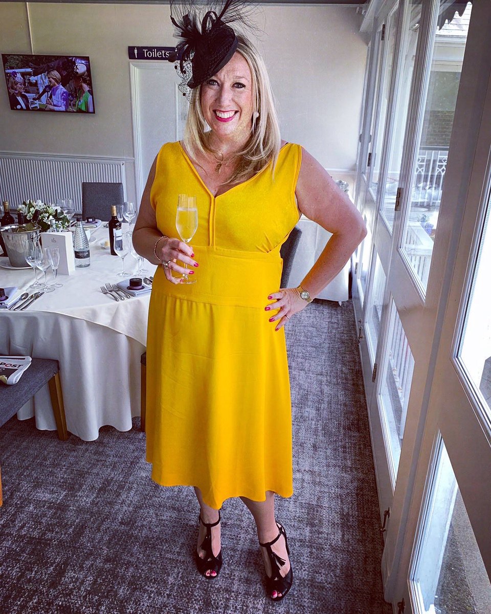 EmmieBish's tweet photo. It’s the most wonderful time of the year (again) day 2 for me, day 4 for @Ascot #notwinning #butstillwinning @itvracing https://t.co/vrCS2Erzt7
