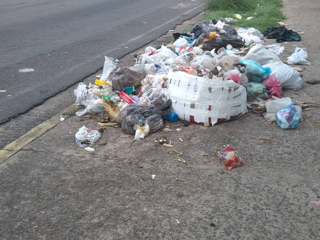 PrensaIvanYaz's tweet photo. AHORA | #Guayana | #MonitorSP

A poco metros de estás gráficas de basura tenemos plan de en bellecimiento en el Paseo Caroní, de que vale el plan cuando tenemos los alrededores contaminados? 

Sin un cambio de modelo todo seguirá igual. https://t.co/6uiXOnSKAh
