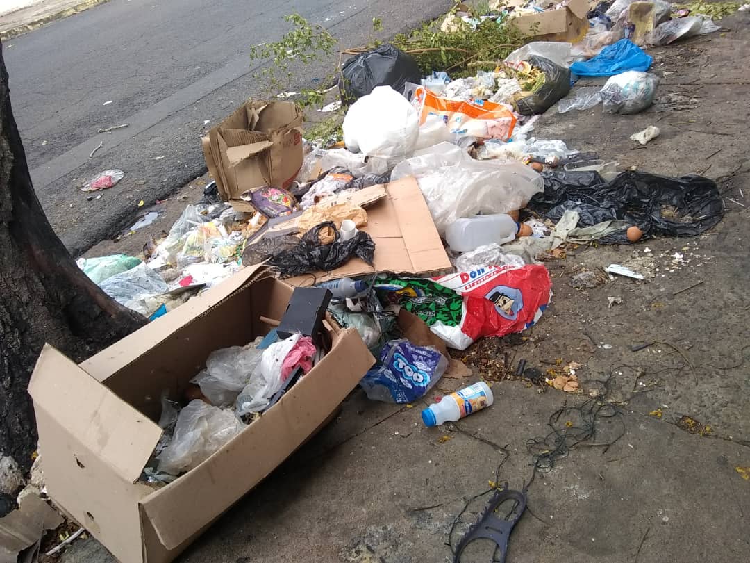 PrensaIvanYaz's tweet photo. AHORA | #Guayana | #MonitorSP

A poco metros de estás gráficas de basura tenemos plan de en bellecimiento en el Paseo Caroní, de que vale el plan cuando tenemos los alrededores contaminados? 

Sin un cambio de modelo todo seguirá igual. https://t.co/6uiXOnSKAh