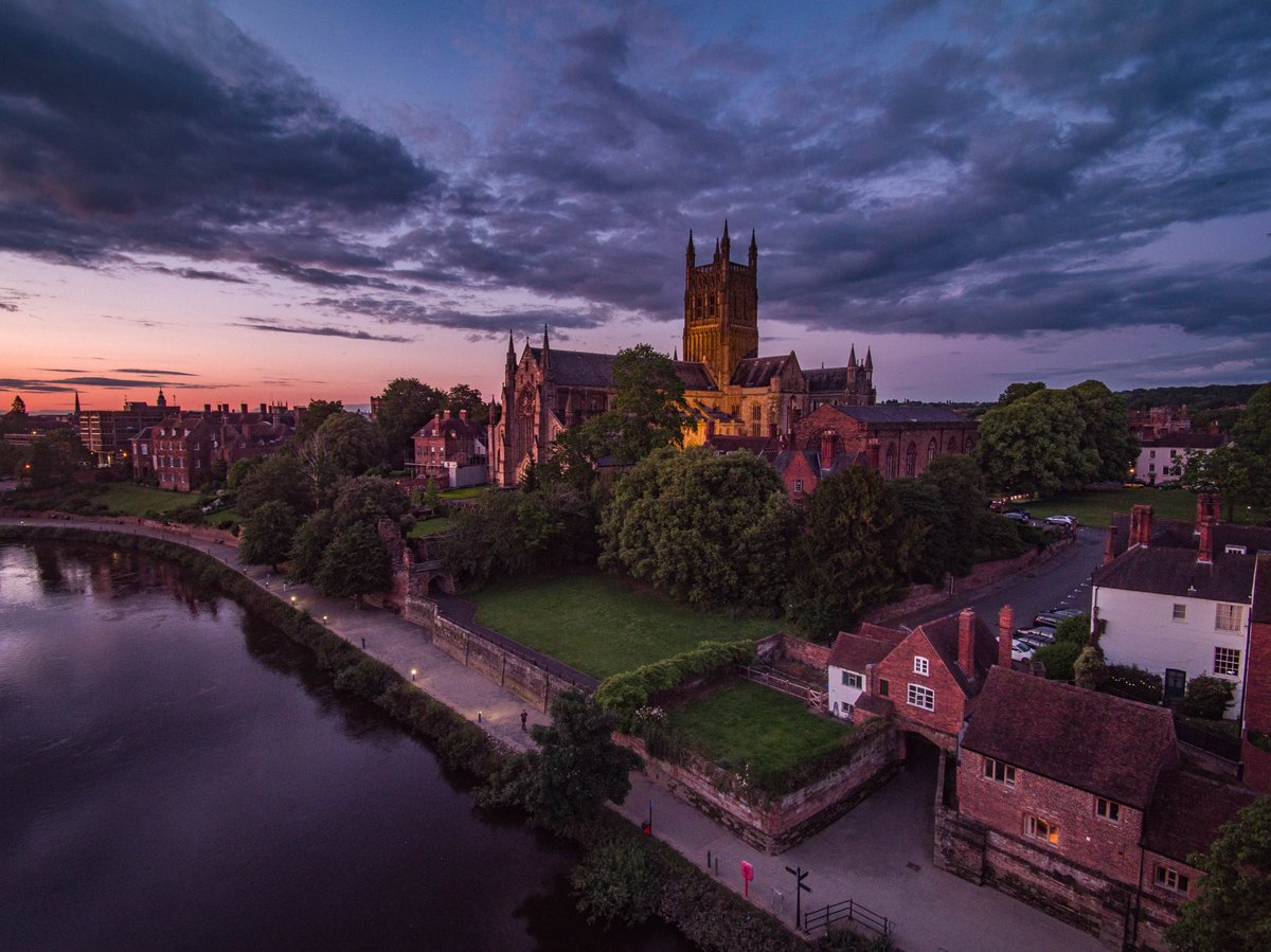 VideosSky's tweet photo. Worcester Cathedral at sunset. Worcester @WorcCathedral @buddhismworcs @VisitWorcs @myworcester @bbchw https://t.co/tTjt6s0Edk