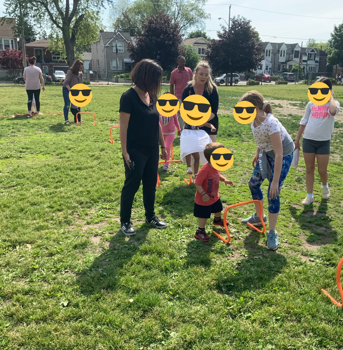 SecordEarlyON's tweet photo. #FDK #EarlyON Play Day @SecordTDSB! #Children #parents #caregivers enjoyed playing w balls, water, obstacles, sand &amp; bubbles. A fun time had by all #playing #gettingactive #outside! Thx #FDK team &amp; Gr 4 Ss for helping! @EarlyYearsTDSB @aarts_michelle @BradMBradford https://t.co/BWiwXadxJy