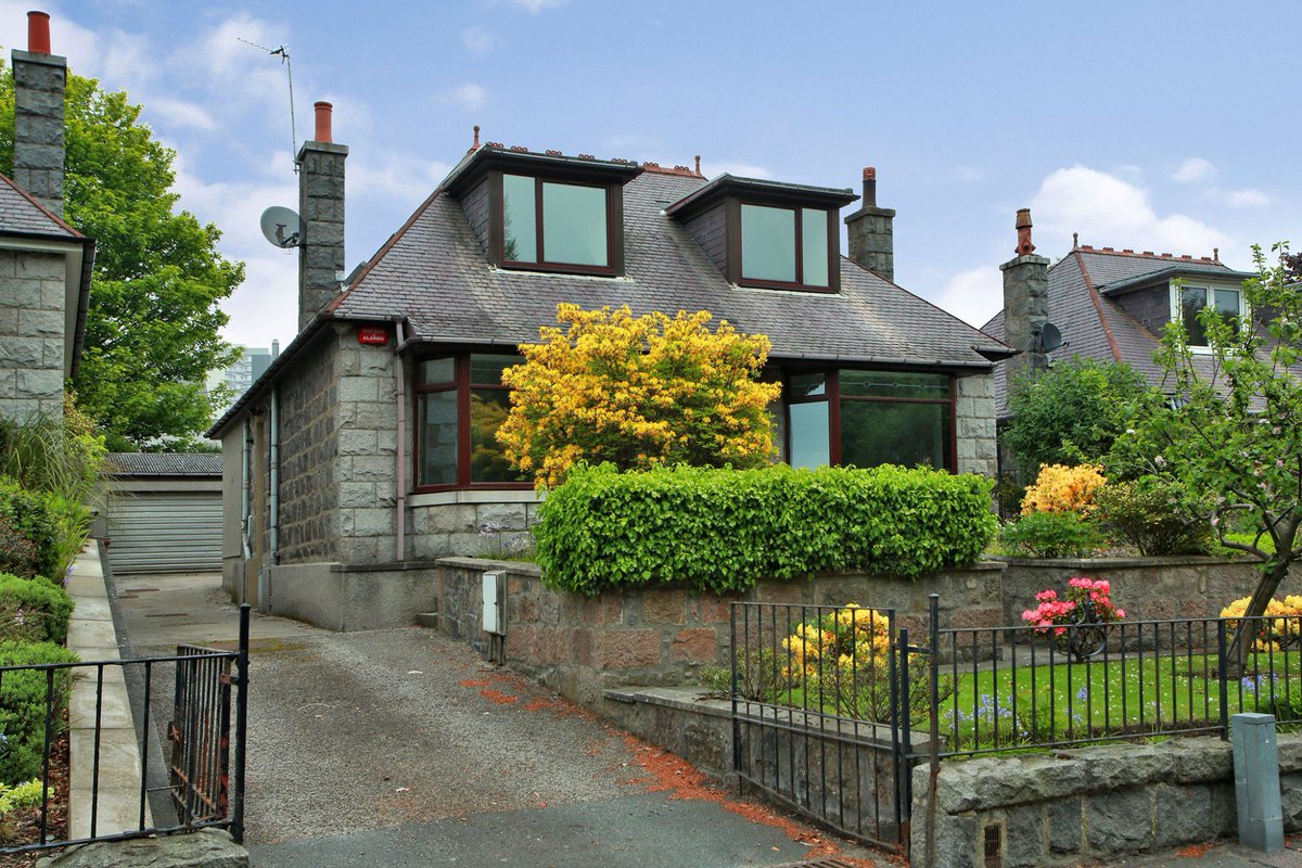 We can't decide which room's our favourite: the modern shower room with subway tiles; the en-suite with twin basins, or the huge lounge. 🤔 #Aberdeenproperty #Aberdeen

ledinghamchalmers.com/estate-agency/…