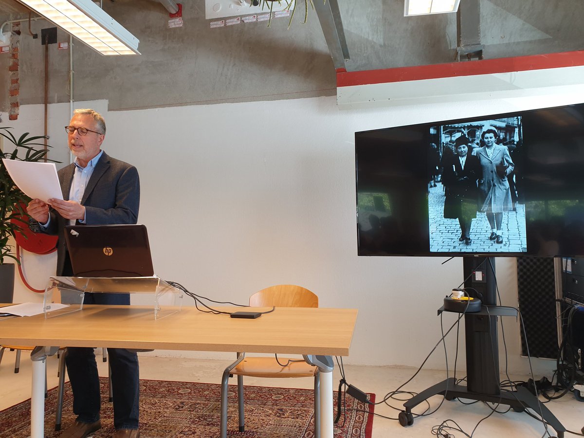 AchhpP's tweet photo. Today we talked about female refugees between the sixteenth century and 2015. From Cologne to Yemen. Religious migration is one of the themes our current fellows focus on. Here's Craig Harline passionatly talking about a Belgian migrant/convert in the USA. https://t.co/ogdiZPmA2G