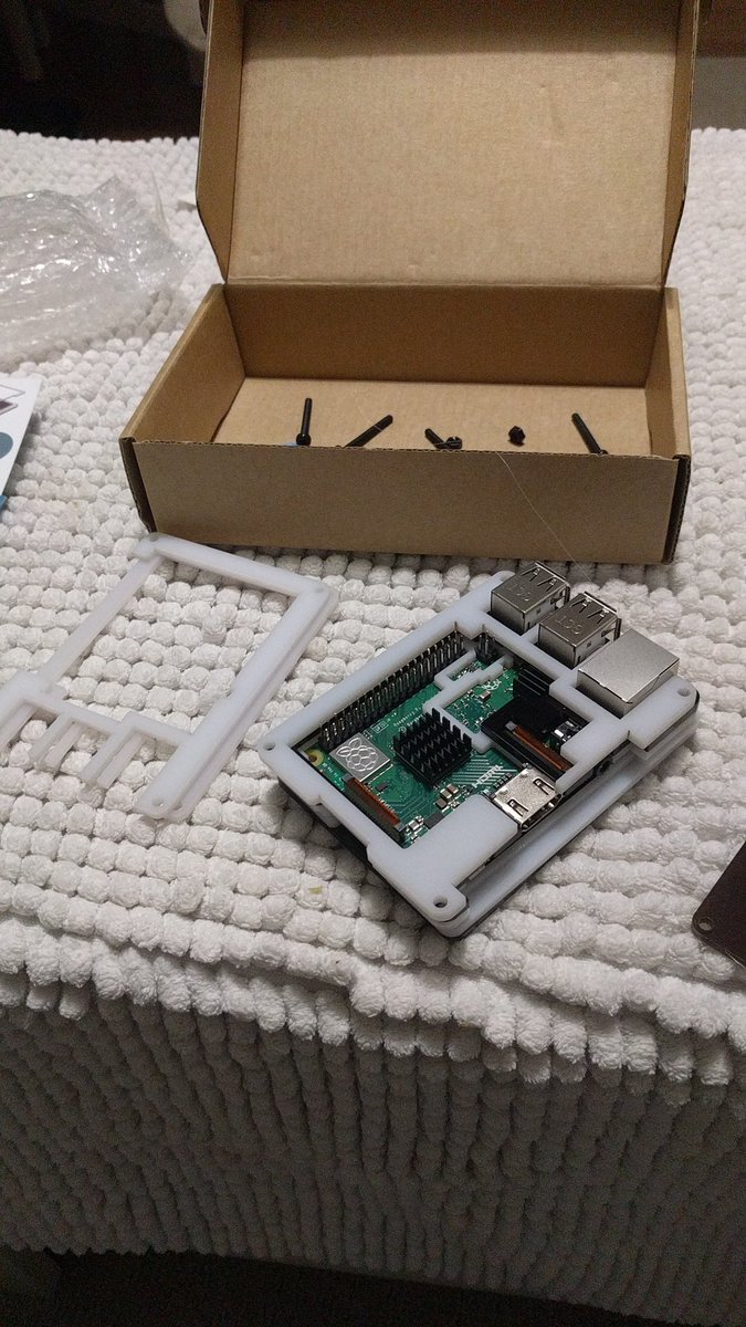JeremyJeanne's tweet photo. Petite soirée assemblage boîtier pour raspberry pi 3B+ https://t.co/AK3zX8q0RN