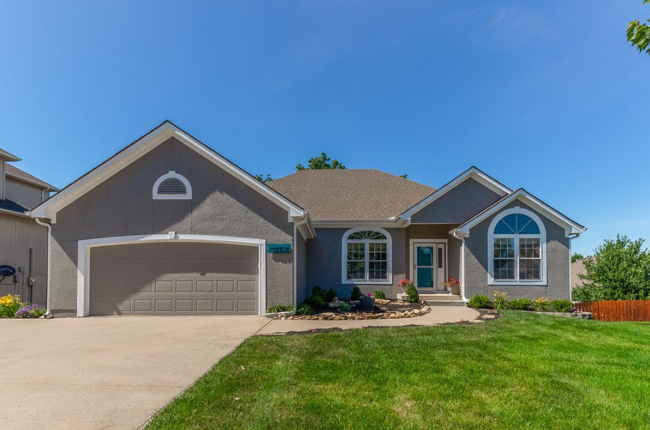 TamiFroehlich's tweet photo. OPEN HOUSE Sun, 7/23 from 2:00-4:00! KC address, Lee's Summit award winning schools! Immaculate &amp; move-in ready w/ open floorplan &amp; tons of natural light. 3 bedrooms on main level! Finished basement w/ 2 rec spaces, 2 beds, full bath &amp; large family room.

https://t.co/KVL7OYu6qO https://t.co/qlpii1FnSd