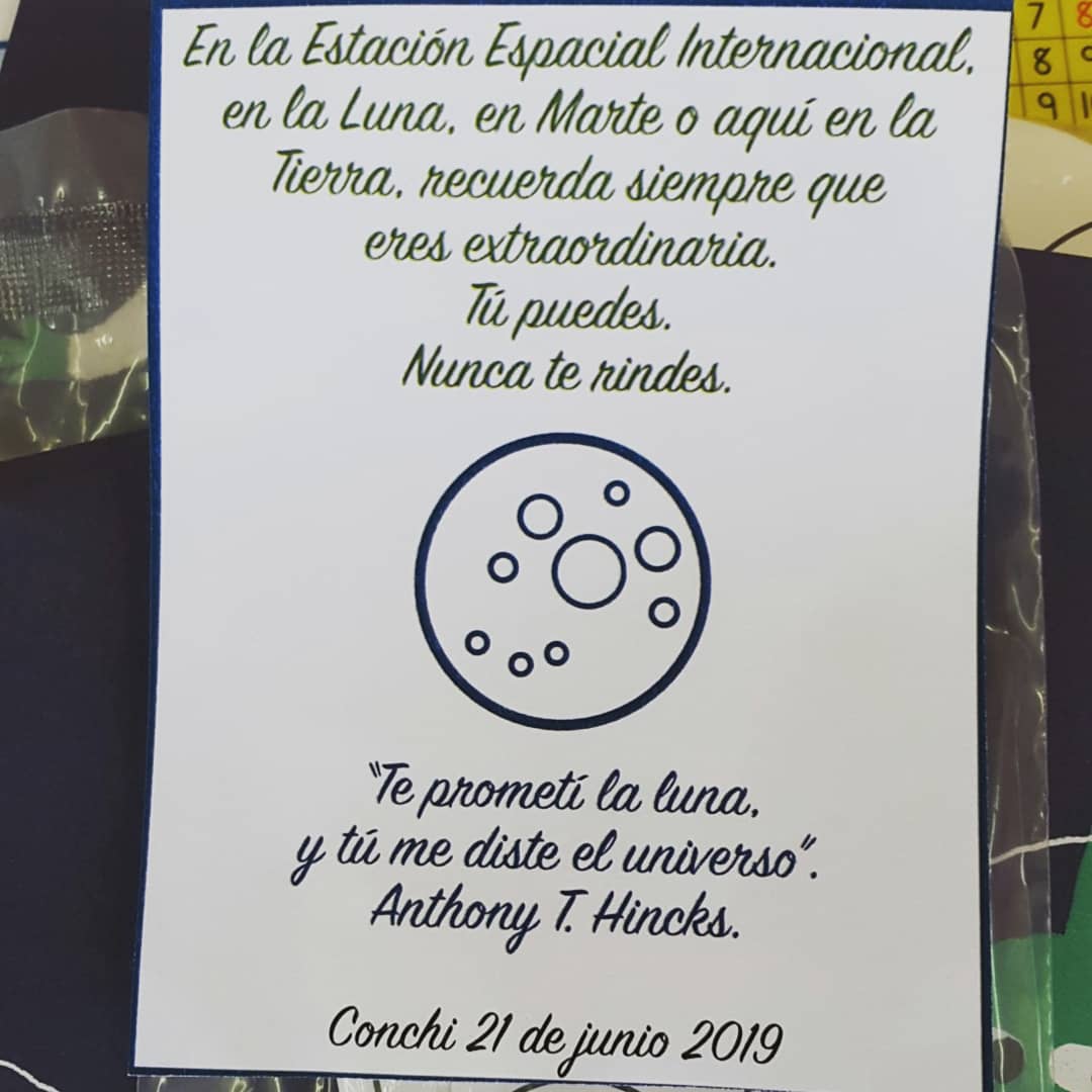 azulaza's tweet photo. Proyecto 50 Aniversario Llegada a la #luna Bolsas que contienen horas de investigación, creatividad, sueños y mucho más. Alumnos #extraordinarios a los que  ' les prometí la luna y me dieron el universo' Todos aprendemos de todos. CEIP ALBA PLATA @EseroSp @enmarcha @cprcaceres https://t.co/MlQe18BH5W