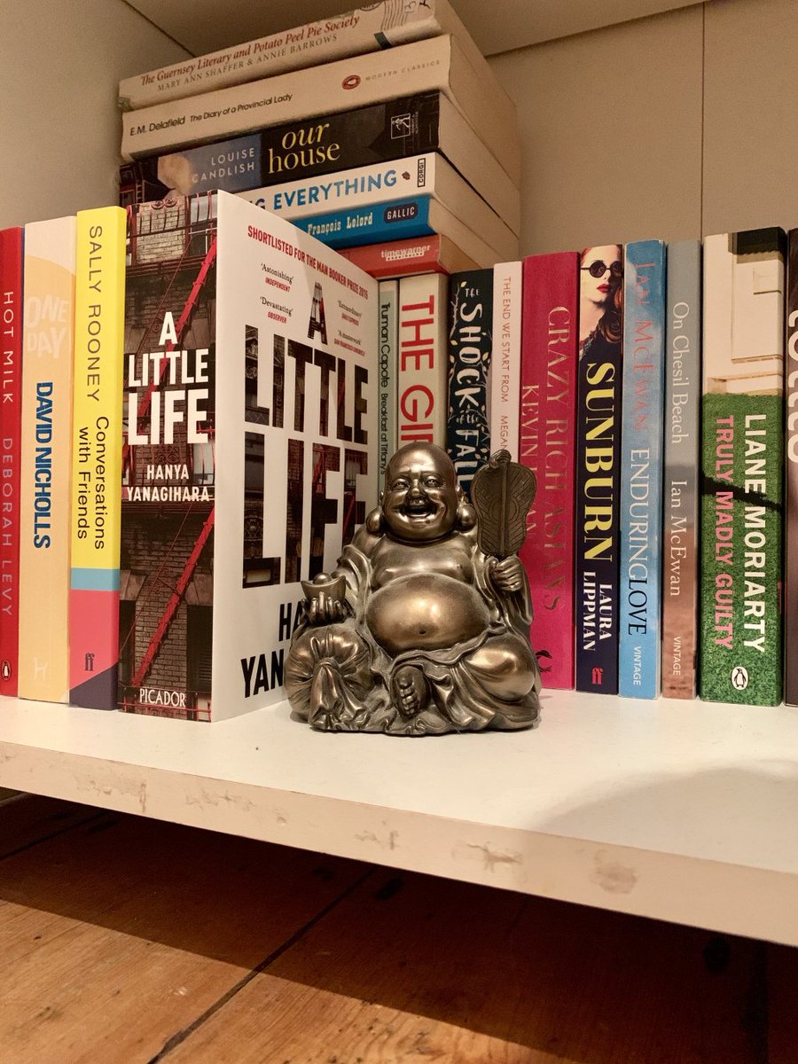 LivingRoomBlog's tweet image. I finished my reading challenge for the year, then read 10 more books... fromthelivingroom.blog/2019/06/21/eve…