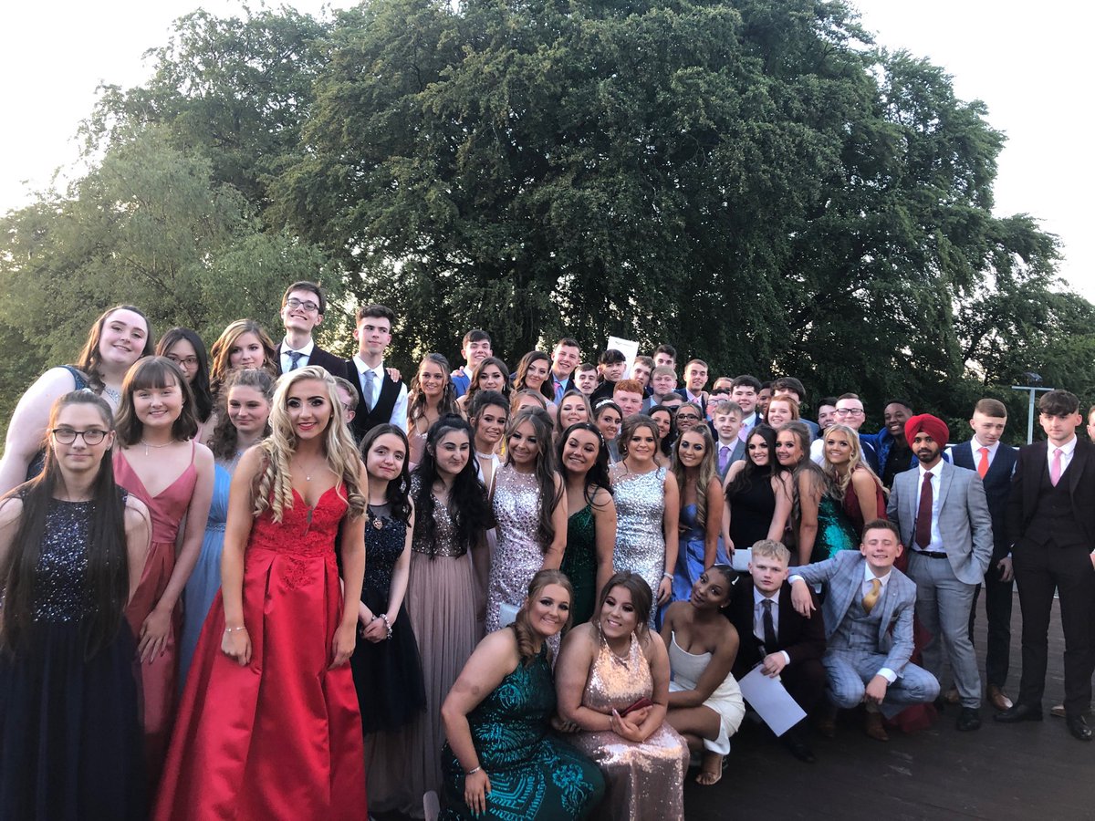 MsMillerTeacher's tweet photo. Class of 2019 #happyprom #styleitout #friendship 😊⁦@ht_springburn⁩ ⁦@sburn_attain⁩ https://t.co/AysGVJXPbU