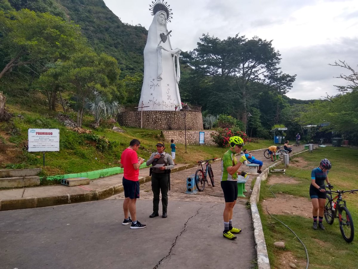 PoliciaCasanare's tweet photo. Visitamos el mirador de la Virgen de #Manare para compartir con turistas, apartes del #CódigoDeConvivencia frente al cuidado del patrimonio cultural y entregar recomendaciones de #Seguridad #ProtecciónTurismo https://t.co/tXAhXA5CKu
