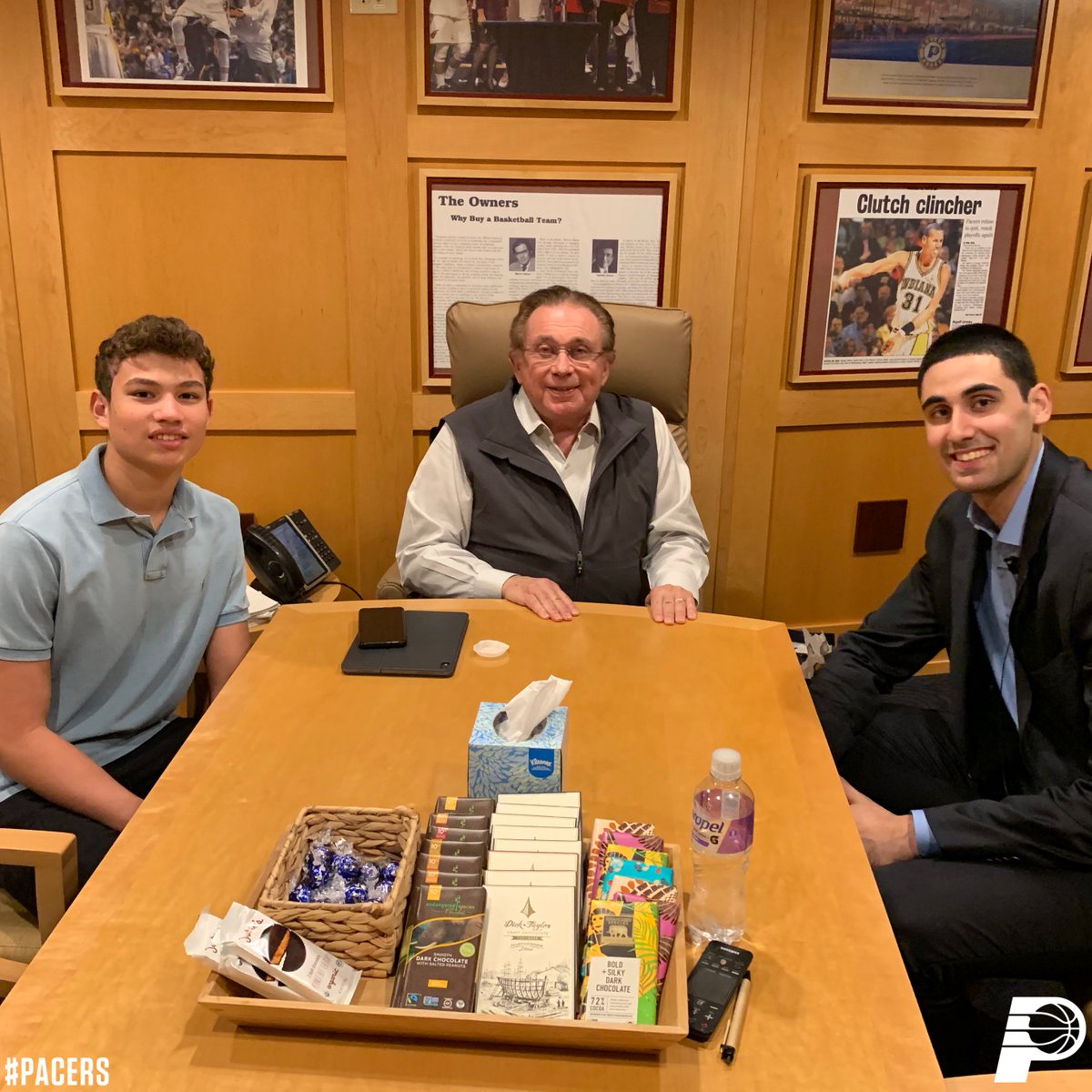 Pacers's tweet photo. First day on the job:
🛬 Arrive to Indy
🤝 Meet owner Herb Simon
🎙 First official press conference
📸 Photo shoot in the new threads https://t.co/5tlGp0sukz