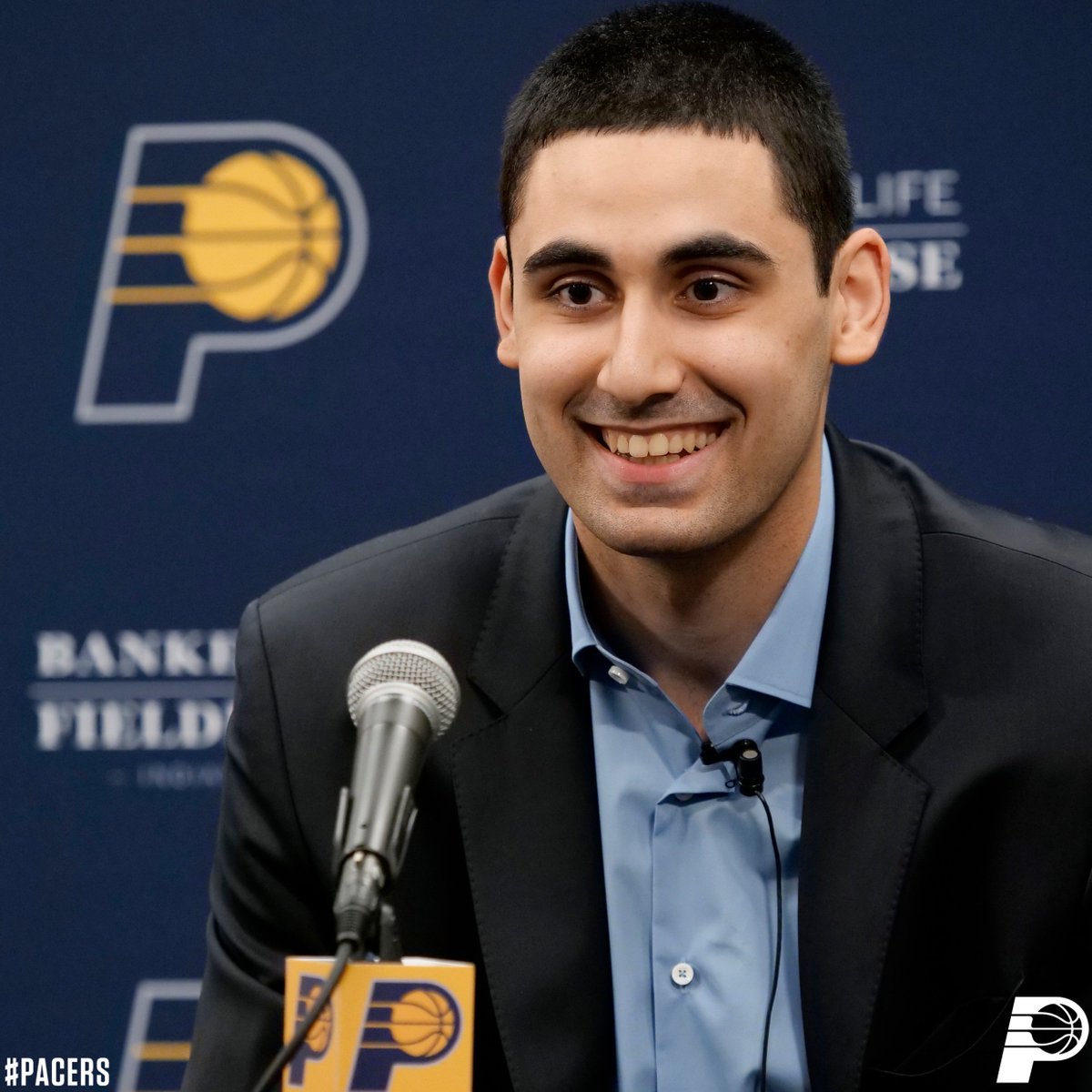 Pacers's tweet photo. First day on the job:
🛬 Arrive to Indy
🤝 Meet owner Herb Simon
🎙 First official press conference
📸 Photo shoot in the new threads https://t.co/5tlGp0sukz