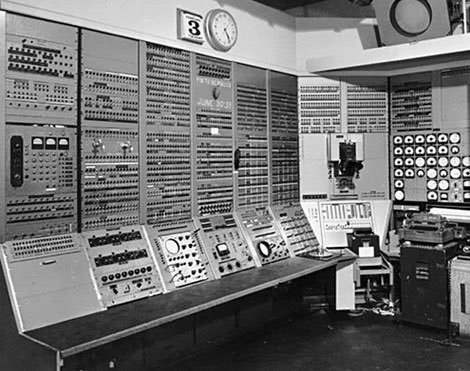 NaplesComputers's tweet photo. Did you know that the first electronic computer ENIAC weighed more than 27 tons and took up 1800 square feet?
https://t.co/DItjs4JaCB https://t.co/jCAdYWj5mr