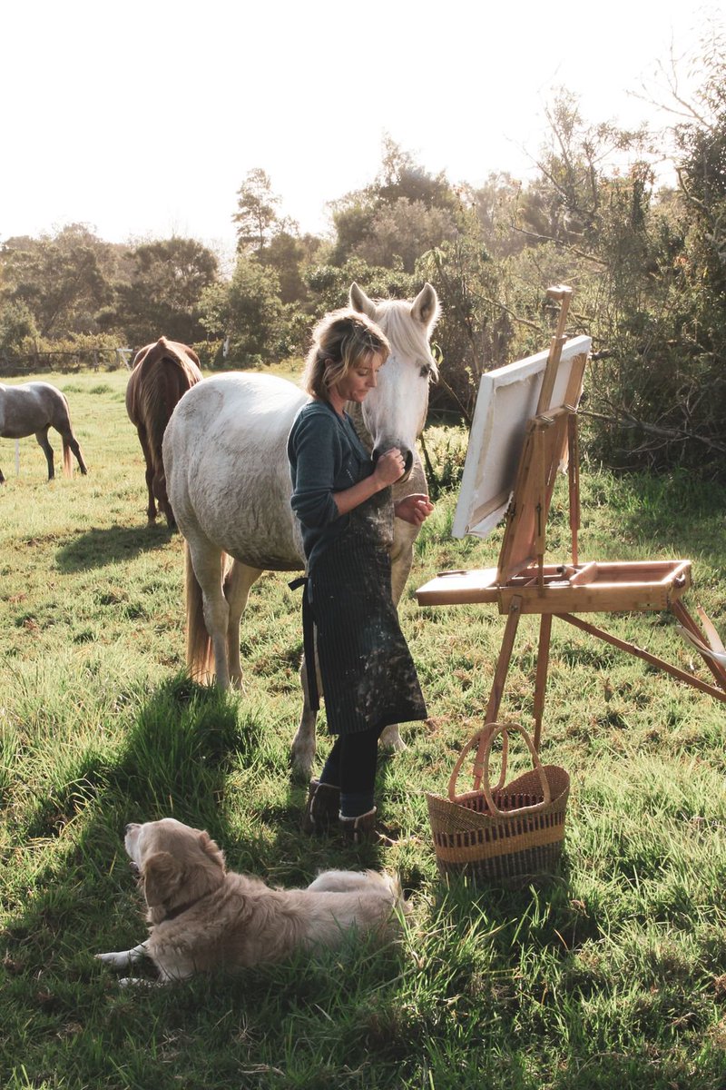 Painting in good company 🐎 Discover more of our top-performing artist from South Africa: buff.ly/2QV4Rm8 #EquestrianArt
