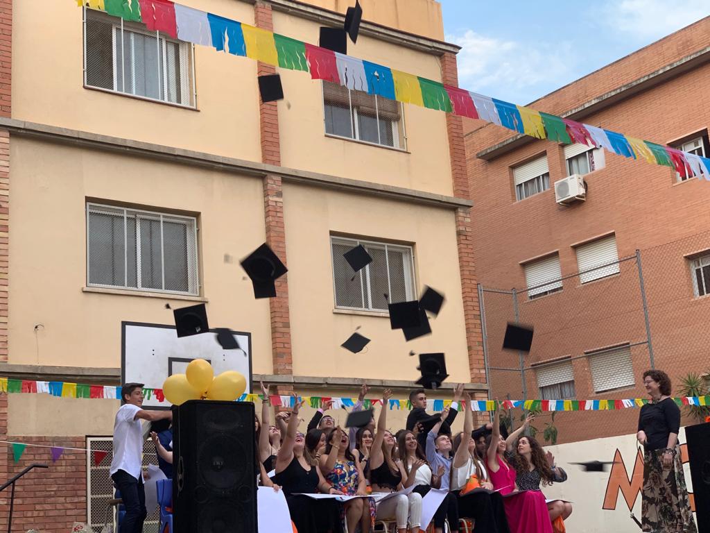 AFAPia_LuzCa's tweet photo. Com cada any els alumnes de 4t d'ESO diuen adéu a l'escola i l'Ampa estem orgullosos de contribuir d'aquest moment amb el record de les samarretes aquests anys dissenyades pels alumnes de PFI #comiat4eso #pfi @escolapialuzca @escolapiacat https://t.co/FZtvndYQyE