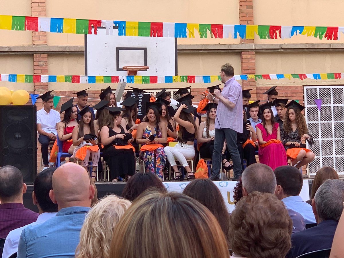 AFAPia_LuzCa's tweet photo. Com cada any els alumnes de 4t d'ESO diuen adéu a l'escola i l'Ampa estem orgullosos de contribuir d'aquest moment amb el record de les samarretes aquests anys dissenyades pels alumnes de PFI #comiat4eso #pfi @escolapialuzca @escolapiacat https://t.co/FZtvndYQyE