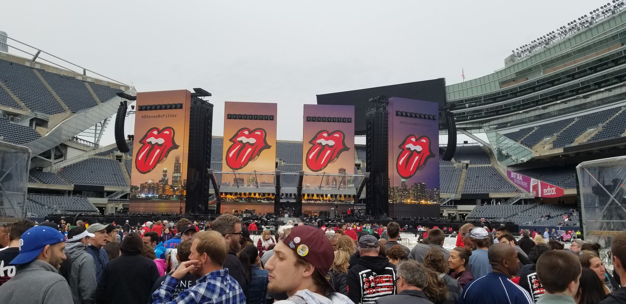 Rolling stones hackney. Фанат Роллинг стоунз. Rolling Stones на концерте 2020. Rolling Stones 2022. Rolling Stones 2022 тур.