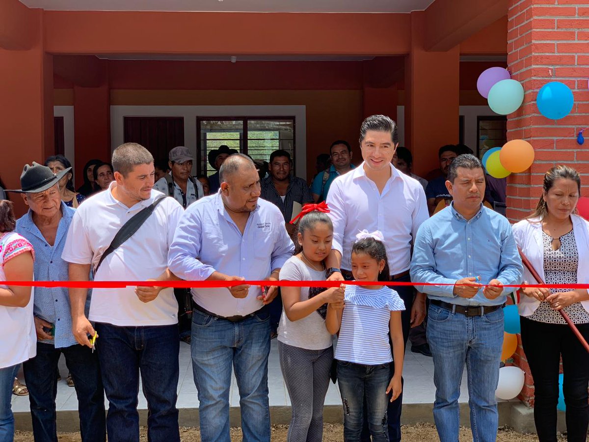 PLANEACIONOax_'s tweet photo. En equipo con el Diputado @DanielGtz_Oax, el Coordinador Gral. @JavierLazcanoV inauguró la primera etapa del Palacio Municipal de San Jacinto Tlacotepec y sostuvo un encuentro con la comunidad. Se comprometieron obras de impacto social para distintos municipios de la Sierra Sur. https://t.co/6xOniZ04VO