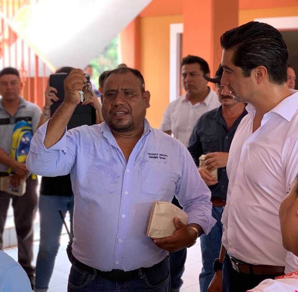 PLANEACIONOax_'s tweet photo. En equipo con el Diputado @DanielGtz_Oax, el Coordinador Gral. @JavierLazcanoV inauguró la primera etapa del Palacio Municipal de San Jacinto Tlacotepec y sostuvo un encuentro con la comunidad. Se comprometieron obras de impacto social para distintos municipios de la Sierra Sur. https://t.co/6xOniZ04VO