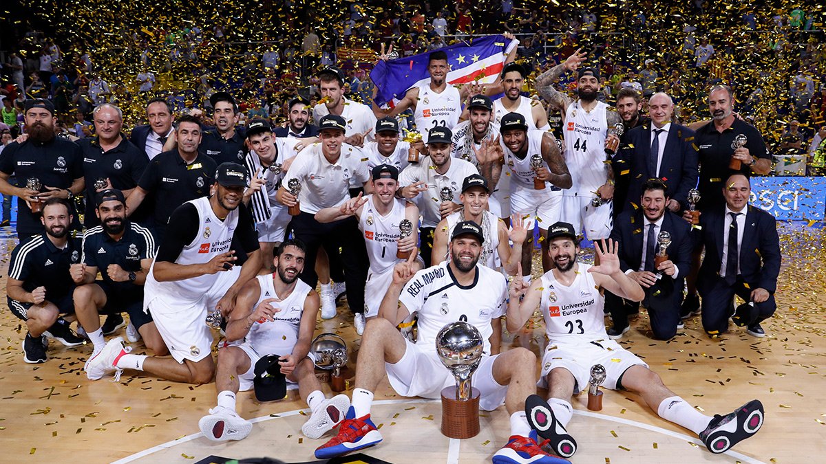 🏆📸 #CAMPEONES35 
<a href="/RMBaloncesto/">Real Madrid Basket</a> | #HalaMadrid