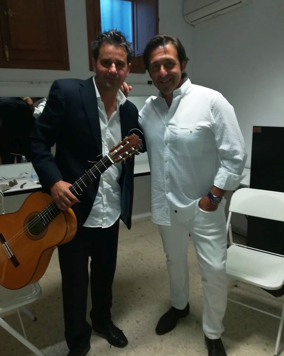 Noche de lujo en #ValencinadelaConcepción 

Me acompaña Francis Pinto 

#Flamenco #ManuelCuevas