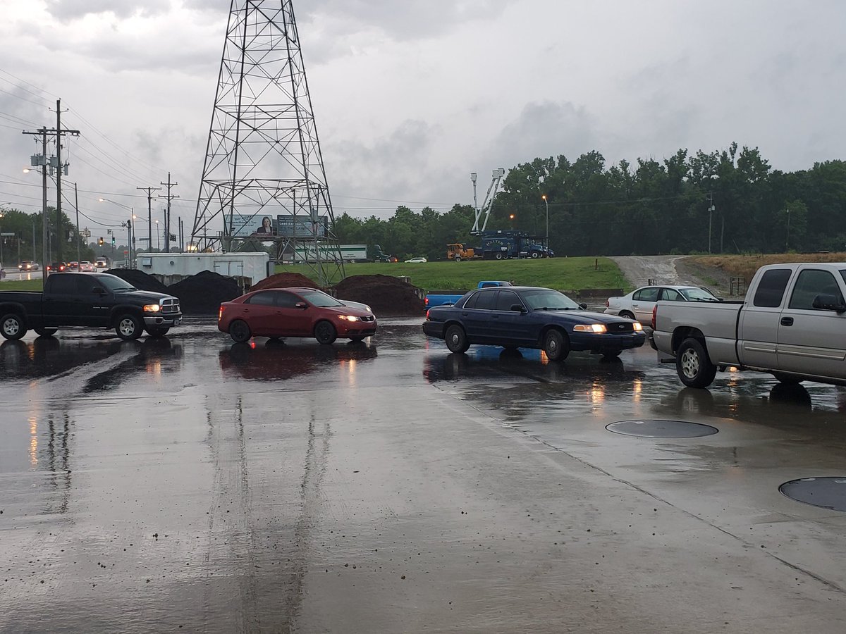 AmandaMuellerTV's tweet photo. The owner of Busler's said they dropped the price so drastically to thank their loyal customers, and to fill the parking lot since .50 cents a gallon goes towards the National Gaurd thanks to a program by CountryMark. They are paying for the difference out of pocket. #EWNLocal https://t.co/dHDqSAtsmP