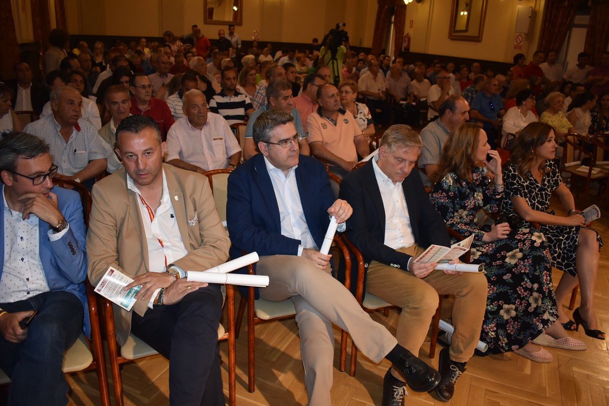marodriguezg3's tweet photo. En la presentación de los carteles de la feria taurina de la Virgen del Prado de #CiudadReal. La empresa ha vuelto a hacer un gran esfuerzo para que en nuestra ciudad disfrutemos de nuestra fiesta nacional por antonomasia 🇪🇸 @TorosCiudadR https://t.co/zW7XKtzktX