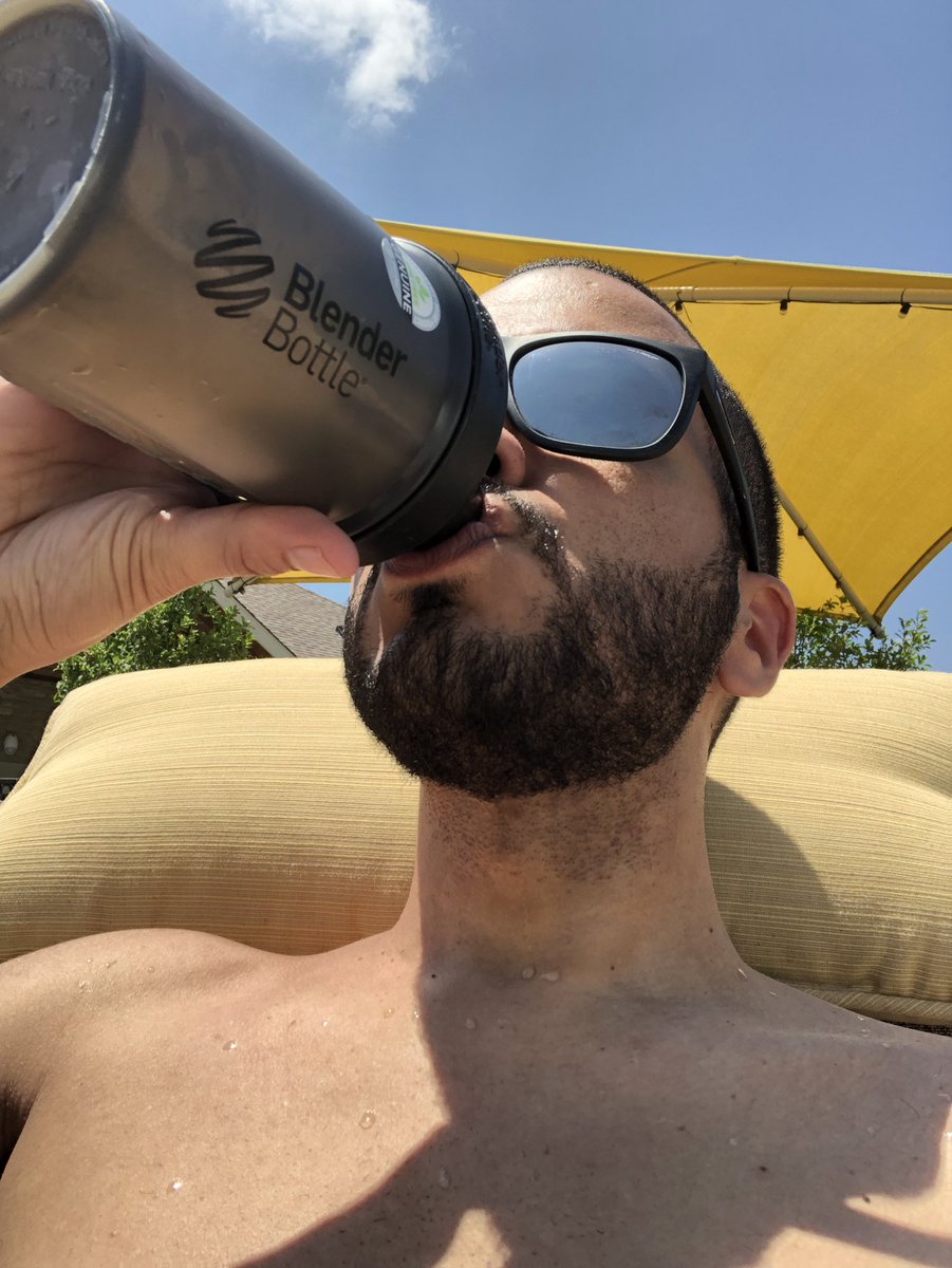 saponsky's tweet photo. My fav season ���️🌊🏝 https://t.co/L3WZneUICv