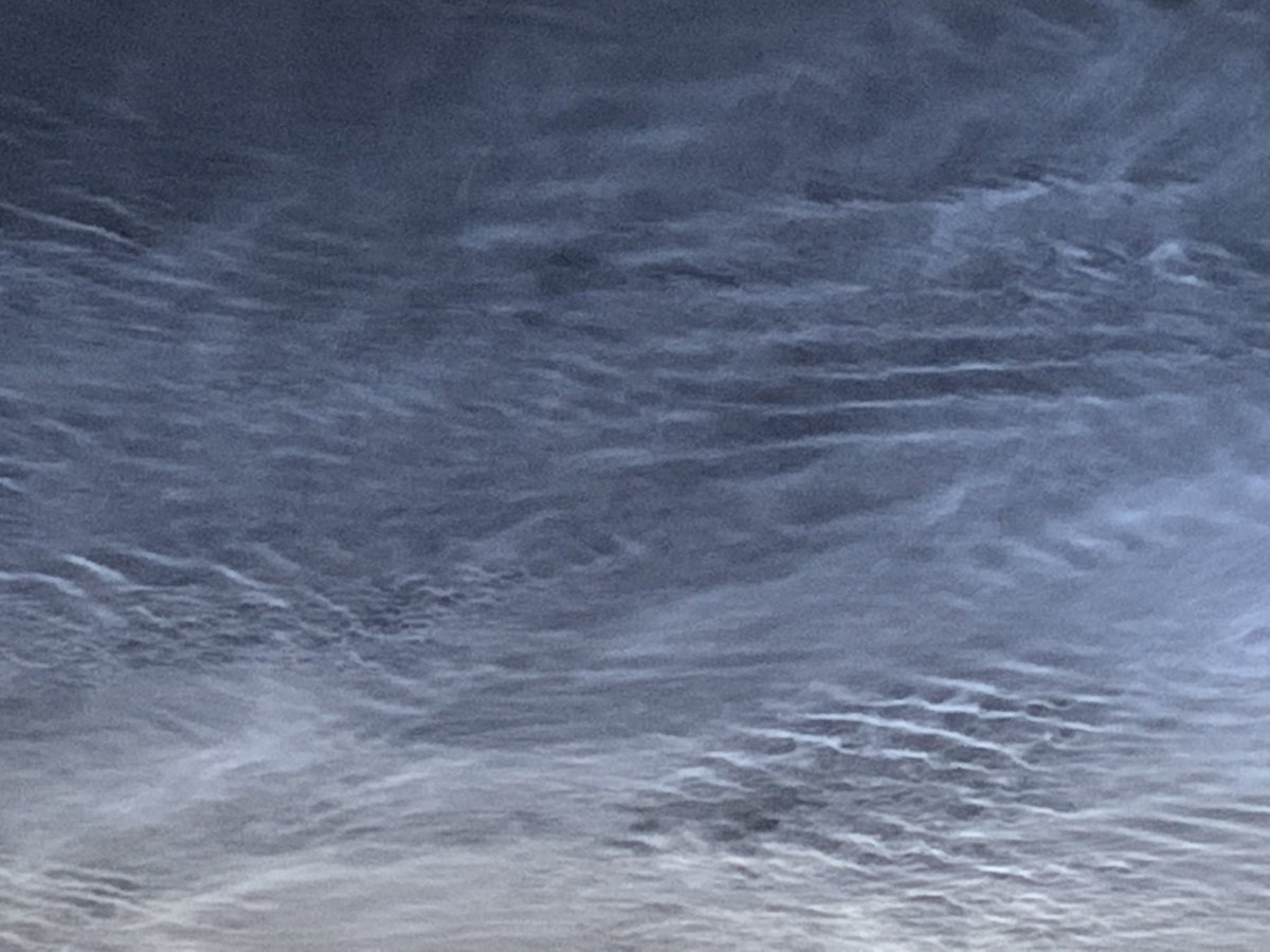 Prachtige #LichtendeNachtwolken in downtown IJmuiden!