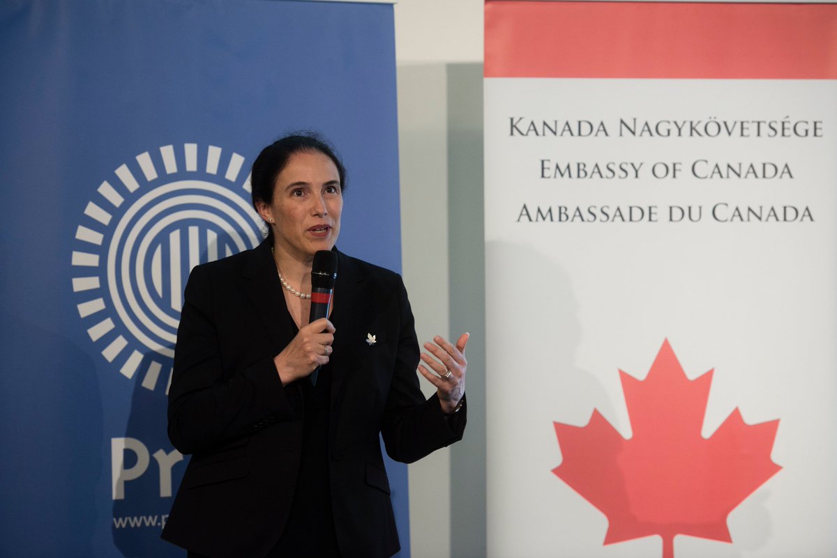 CanadaHongrie's tweet photo. Avec la #VisualWorldFoundation, @Prezi a été l'hôte d'un événement sur les activités de @Wapikoni en #Hongrie. Heureux de voir des jeunes #Roms, incl plusieurs filles, motivés à l'idée de produire leurs 1er courts-métrages et d'explorer leurs identités #Autonomisation https://t.co/lpiX6P0Nyl