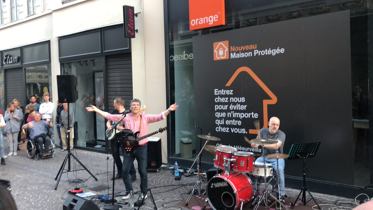 Dacheux18's tweet photo. Quand ton collègue met l’ambiance pour la fête de la musique. @MulierPascal.     #FeteDeLaMusique2019 #OrangeGrandNordEst #ambiance #detente #Musique #rock #Lille https://t.co/hfI8WL1eL5