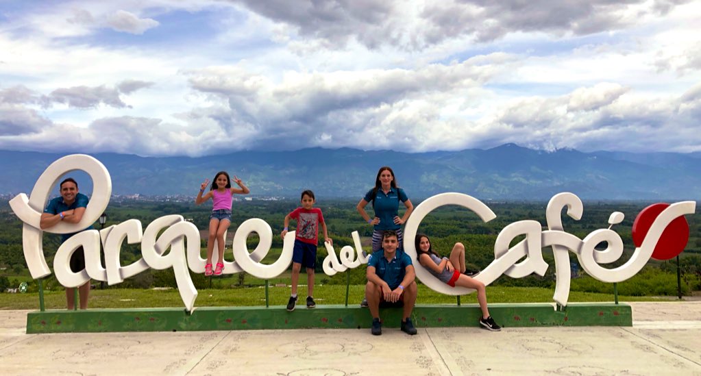 Ciclismo, turismo y familia!!! Eso es <a href="/SpectaculumGF/">Spectaculum</a> #MuchoMasQueUnGranFondo !!! Y nada mejor que haber elegido al <a href="/Parcafeoficial/">ParquedelCaféOficial</a> como sede de nuestro evento!!! Mi familia feliz de conocer otro lugar maravilloso que tiene Colombia!!! #MasConocemosColombiaMasNosGusta