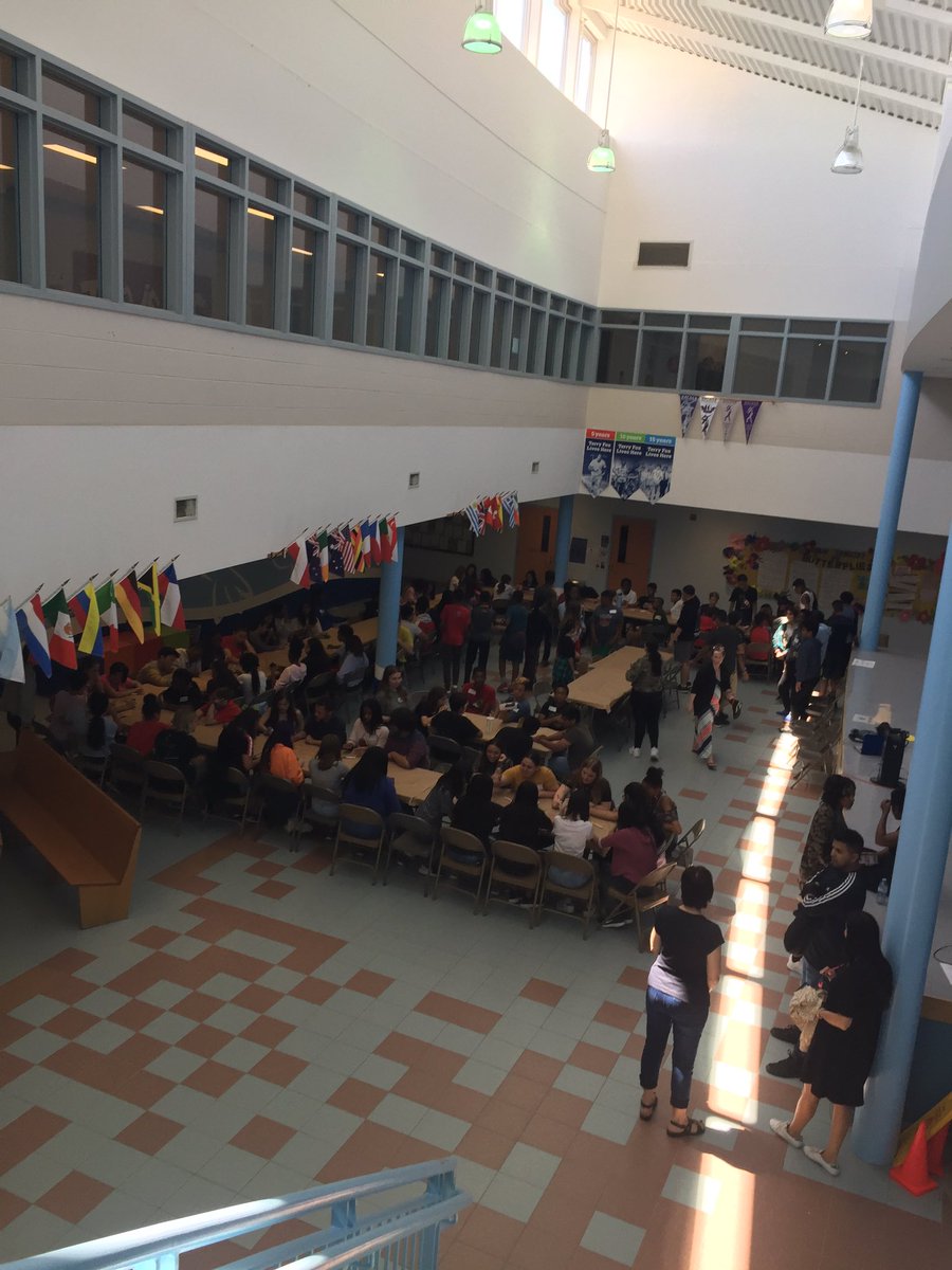 NatalialagByrne's tweet image. Fun day at @OLOP35 youth wellness conference🌼. Essential oil - hand therapeutic scrub activities with grade seven and eight students. #zen #wellness #junefun Shout out to @CywStewart and all the staff for putting together such a beautiful event!