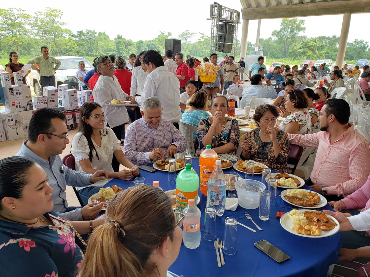AMacuspana's tweet photo. Gran ambiente hoy en el convivio de los maestros en #Macuspana, evento encabezado por el alcalde @Roberto_Villalp y el cuerpo de Regidores. https://t.co/wAtDDCBrhB