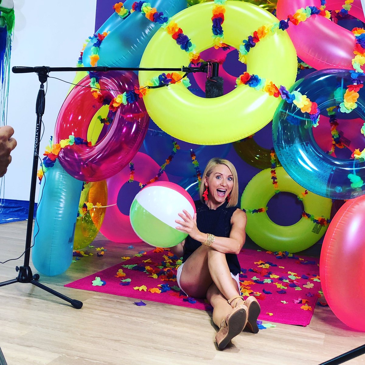 Michele_Fisher's tweet photo. Friday fun in the #sltxstudio! Y’all go express your-selfie, it’s a ton of colorful fun! ❤️🌈 #sugarlandtownsquare #photoop #summerfun #familyfun #girlsnightout #actorslife #michelefishervoiceovers https://t.co/XIbm8T9nFK