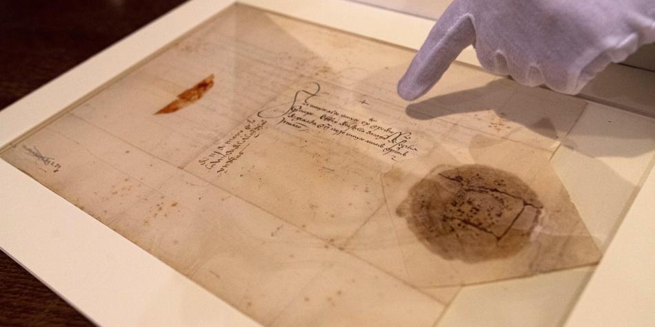 ELTIEMPO's tweet photo. Aparecen dos cartas inéditas de Cristóbal Colón. Los documentos ofrecen invaluables pistas acerca del descubrimiento de América. ►https://t.co/iInlyQOG4D https://t.co/GGg0yRq43Q