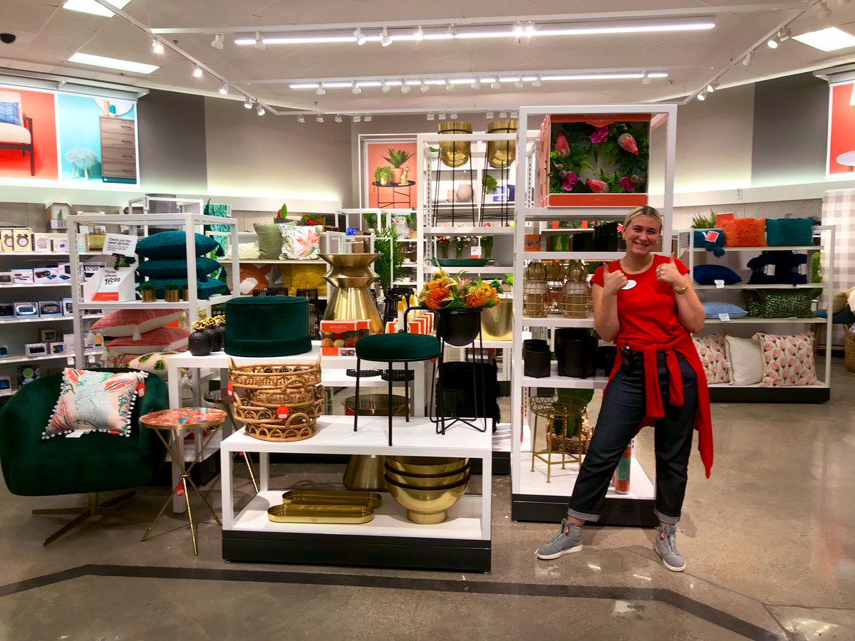 VM Paige helping our guests decorate their homes for summer. #T0366 <a href="/tfarmer216/">Travis Farmer</a> <a href="/EmmyLou0701/">Emily (Myers) Watson</a>