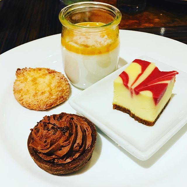 Best desserts I have had in a long time. The raspberry cheesecake and the mango coconut panna cotta were to die for! 🥭🥥 #lisa #lisaonsocial #bloggers #yycblog #yycblogger #canadablogger #las #lasvegas #lasvegasstrip #lasvegaseats #lasvegasfood #bellagiolasvegas #bellagiobuf…