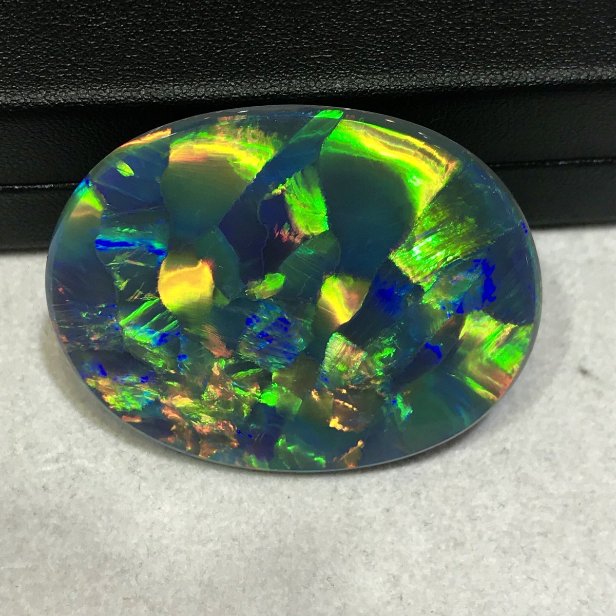 Karatz代表 小山慶一郎 Twitter પર ブラックオパールの遊色パターンで最も希少性の高い ハーレクイン フランス語でピエロという意味で ピエロが着ている服の模様に似ていることから名付けられた遊石パターンの名称 このサイズは博物館級です