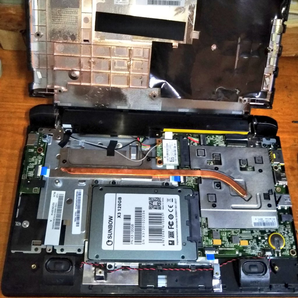 sin_ai_do_948's tweet photo. = #SSD に交換 =
#lenovo #Flex10 と言うハンパな #タブレット #PC
#ヤフオク でジャンクを勘違いで落札。普通に動いた。モサモサだけど。
2コア メモリー2ギカ ハードディスク で ダメです‼️
交換して サクサクです。
でも スマホよりモッサリなのは 内緒です🙏 https://t.co/CEOuvkZKuk